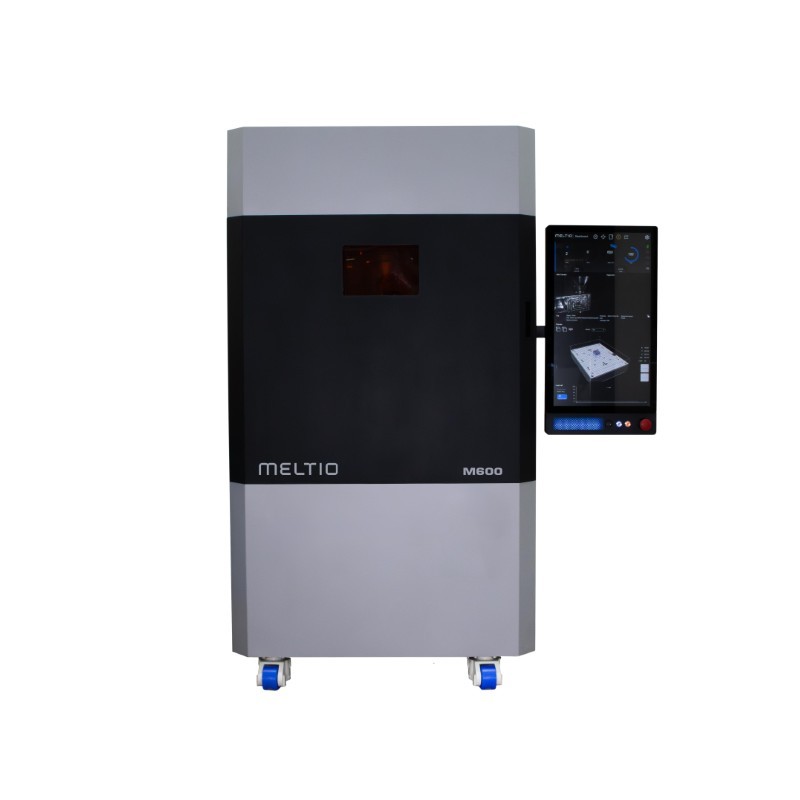 Imprimante Meltio M600 vue de face avec écran déployé Imprimante Meltio M600 vue de face avec écran déployé