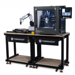 Fraiseuse CNC Tormach xsTECH Pro avec son double établi et bras robot de chargement et déchargement