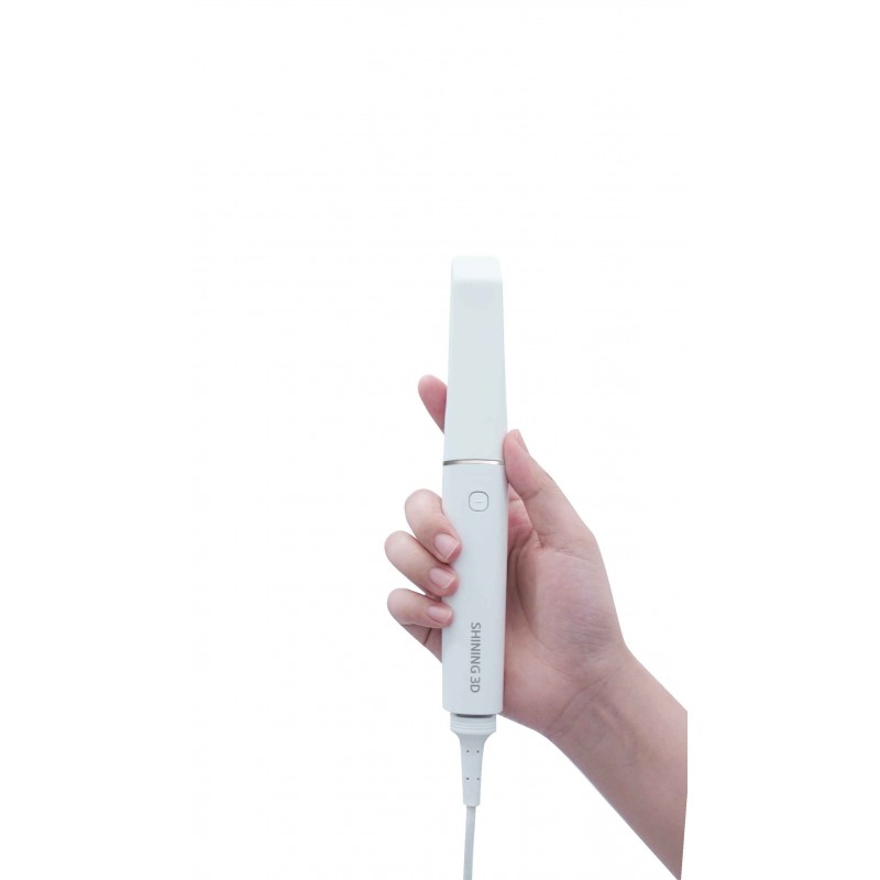 Shining3D Aoralscan Elf tenu en main