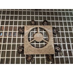 Pièce sur une grille en acier galvanisé pour Wazer