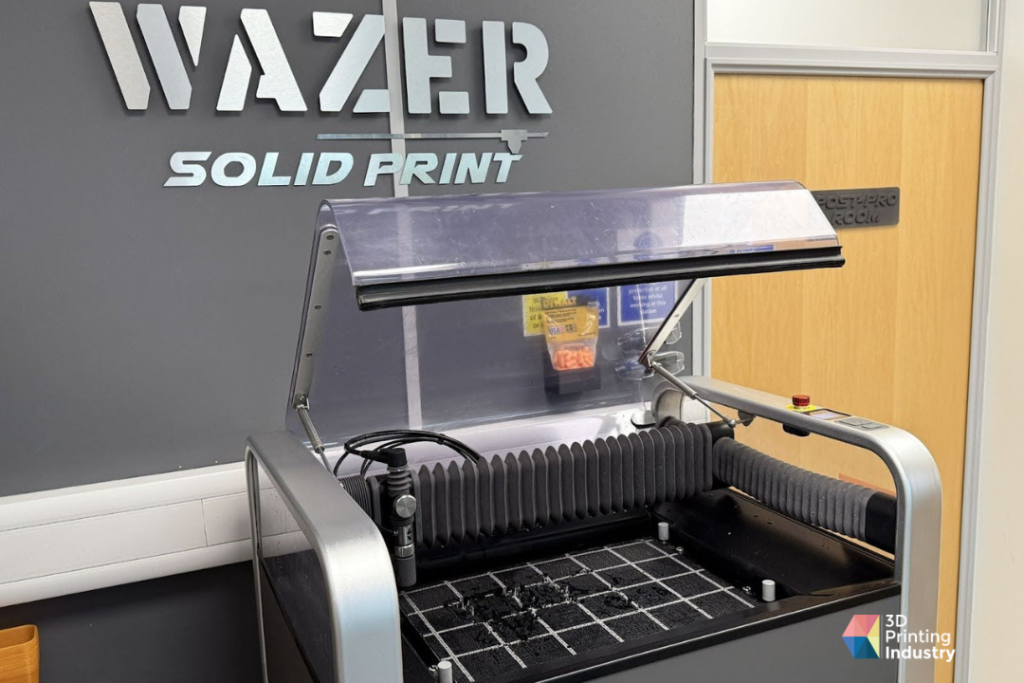 machine de découpe jet d'eau Wazer Pro avec le capot ouvert machine de découpe jet d'eau Wazer Pro avec le capot ouvert