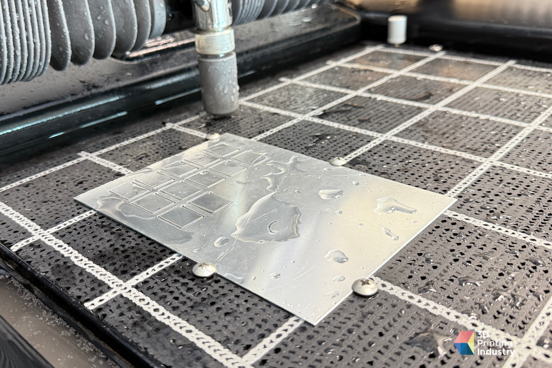 Plaque en verre recouvert d'aluminium avant découpe au jet d'eau avec la Wazer Pro avec la répétabilité Plaque en verre recouvert d'aluminium avant découpe au jet d'eau avec la Wazer Pro avec la répétabilité