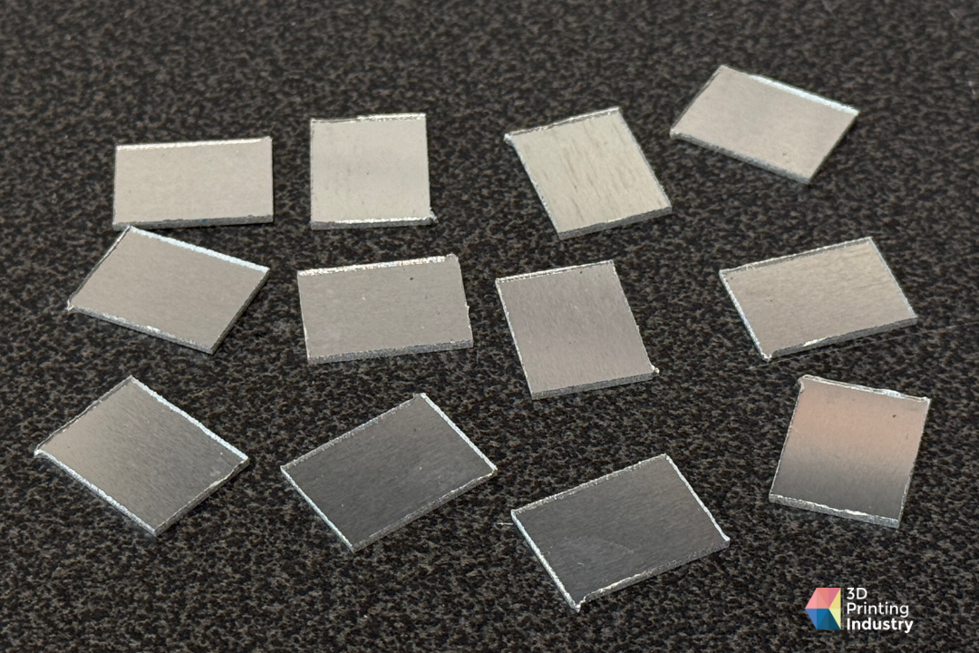 Plaque en verre recouvert d'aluminium découpée au jet d'eau avec la Wazer Pro avec la répétabilité Plaque en verre recouvert d'aluminium découpée au jet d'eau avec la Wazer Pro avec la répétabilité