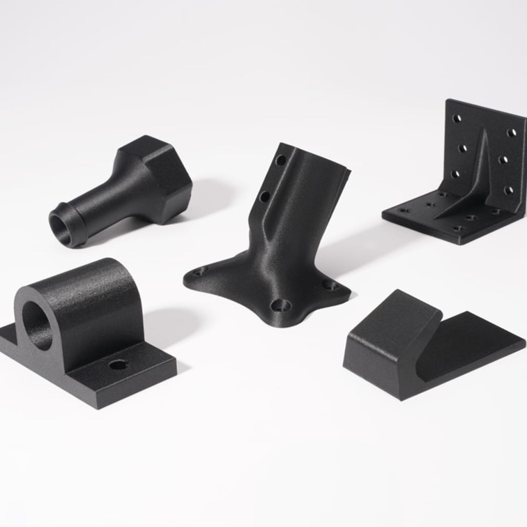pièces mécaniques et fonctionnelles: des supports, équerres, fixations et raccords mécaniques fait avec le filament PA6 CF Bambu Lab