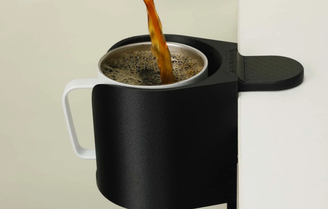 porte café fais avec le PAHT CF Bambulab, avec un verre de café dedans qui est en train d'être servi