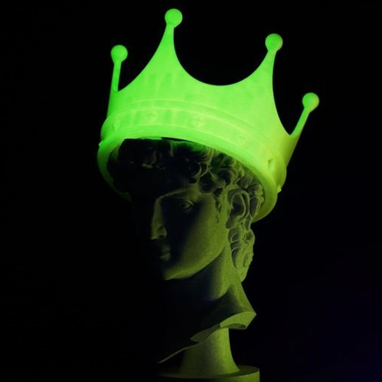 Sculpture avec une couronne sur la tête qui est faites avec les filaments PLA Glow Bambu Lab