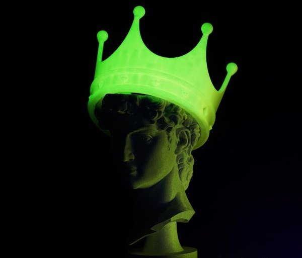 Sculpture avec une couronne sur la tête qui est faites avec les filaments PLA Glow Bambu Lab