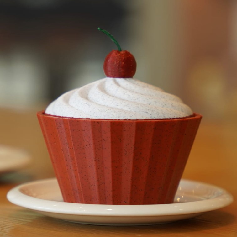 Cupcake avec une cerise sur le dessus fait avec les filaments PLA Marble Bambu Lab
