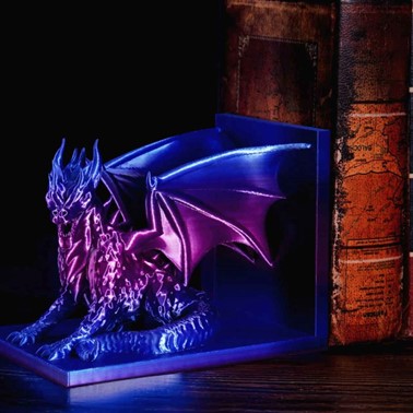 dragon posé sur un suppport dans une bibliothèque avec des livres fait avec les filaments PLA Silk Bambu Lab