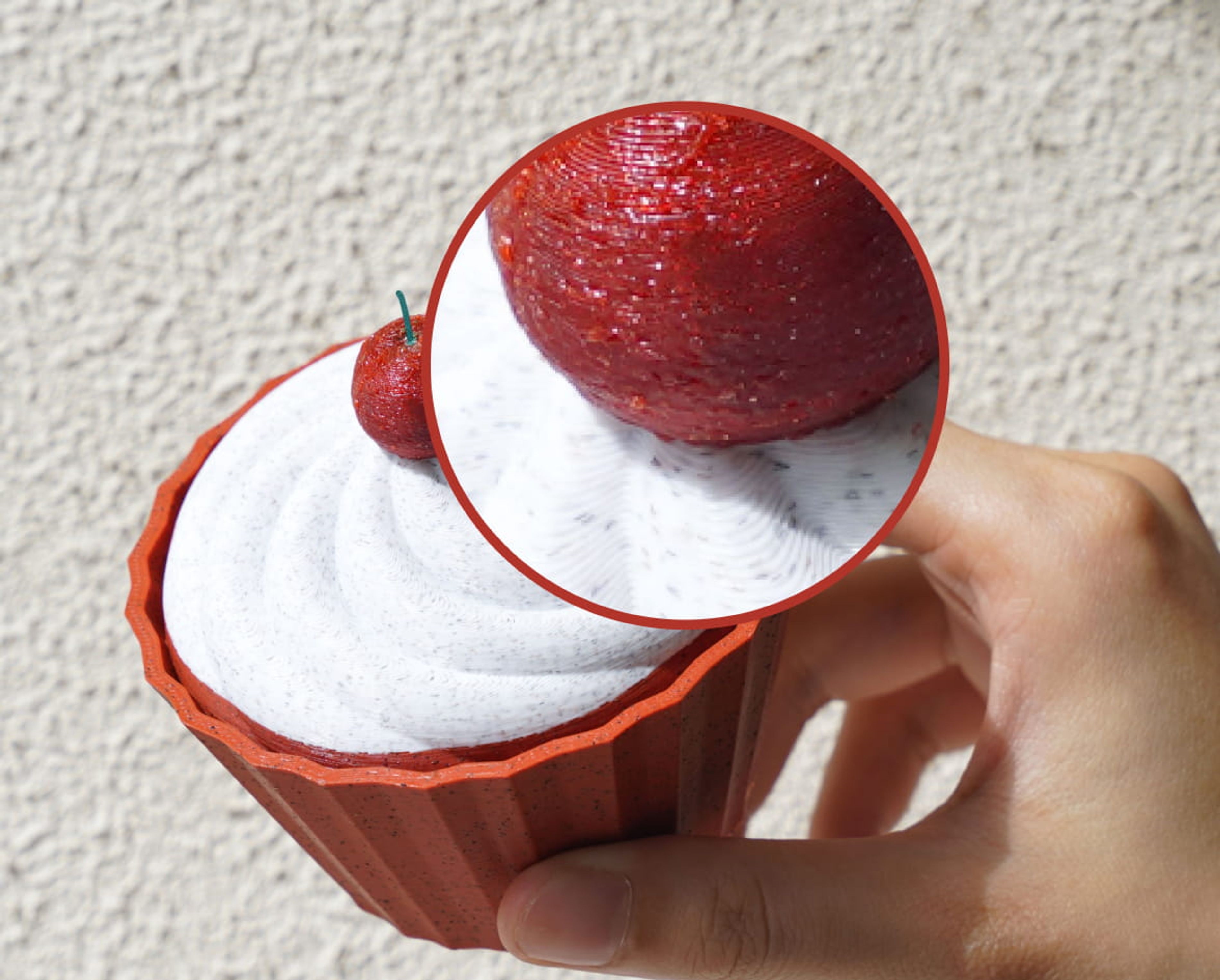 Cup cake avec une cerise sur le dessus fait avec filament PLA Sparkle Bambu Lab