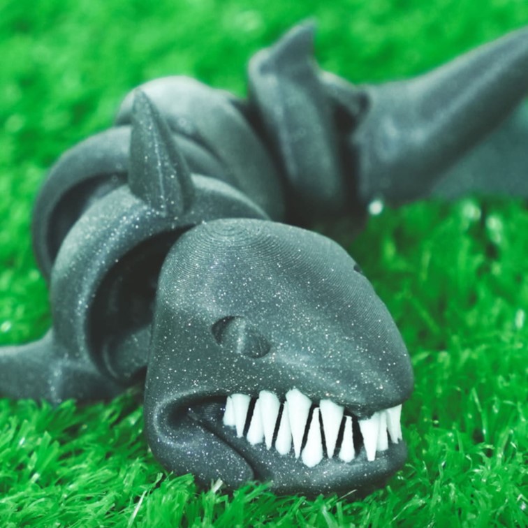 jouet en forme de requin articulé fait avec les filaments PLA Sparkle Bambu Lab
