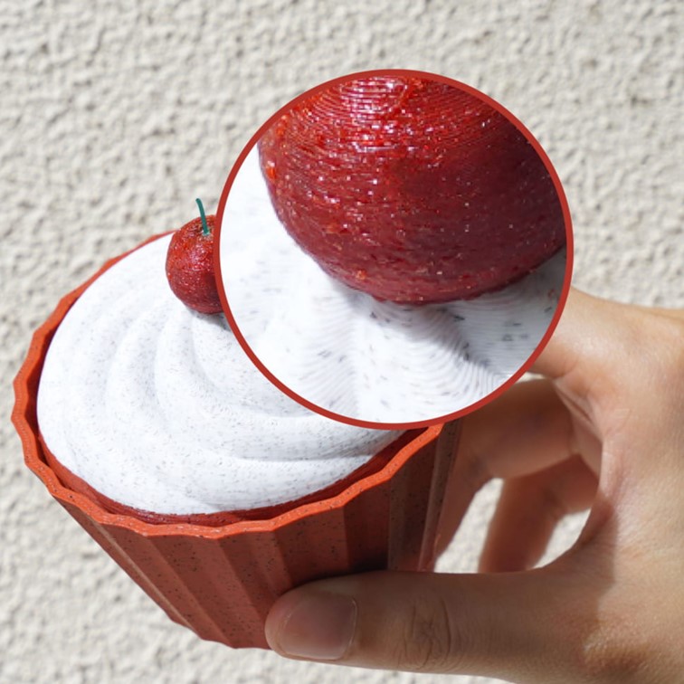 Cup cake avec une cerise sur le dessus fait avec filament PLA Sparkle Bambu Lab