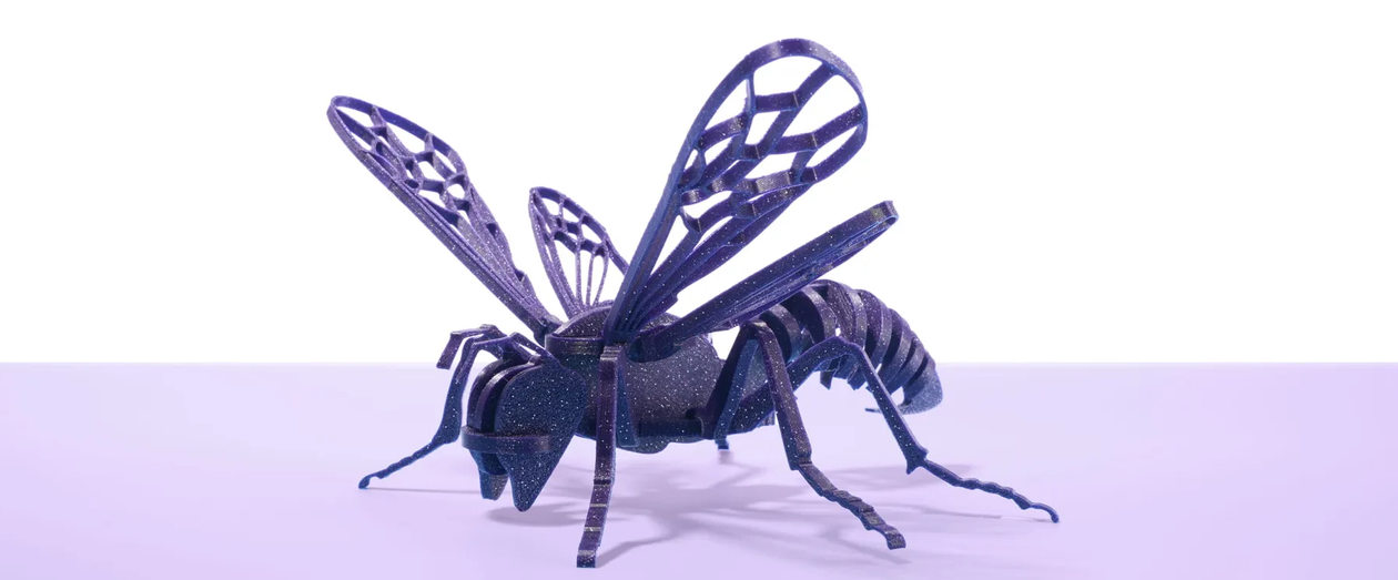 abeille fait avec le filament violet royal PLA Sparkle Bambu Lab