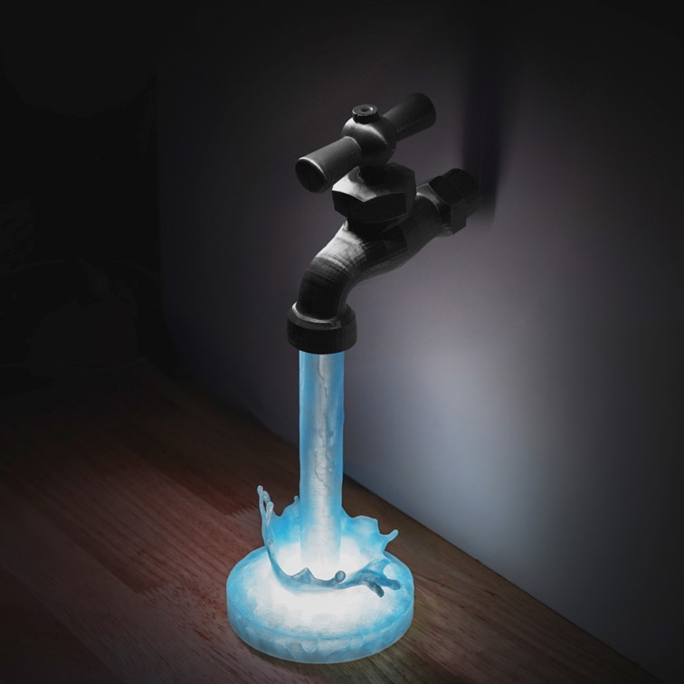 Robinet ouvert avec de l'eau qui sort fait avec les filaments PLA Translucent Bambu Lab