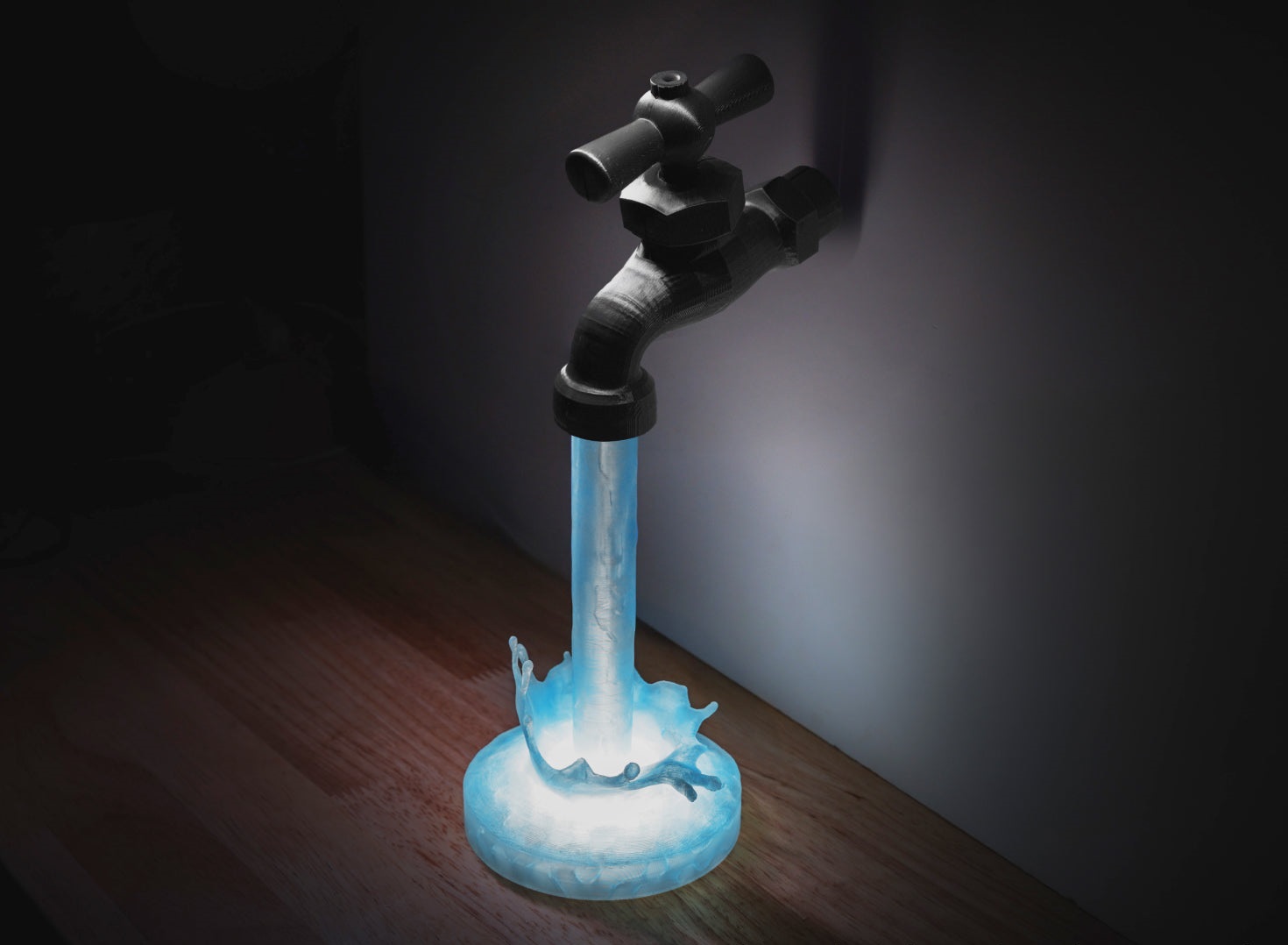 Robinet ouvert avec de l'eau qui sort fait avec les filaments PLA Translucent Bambu Lab