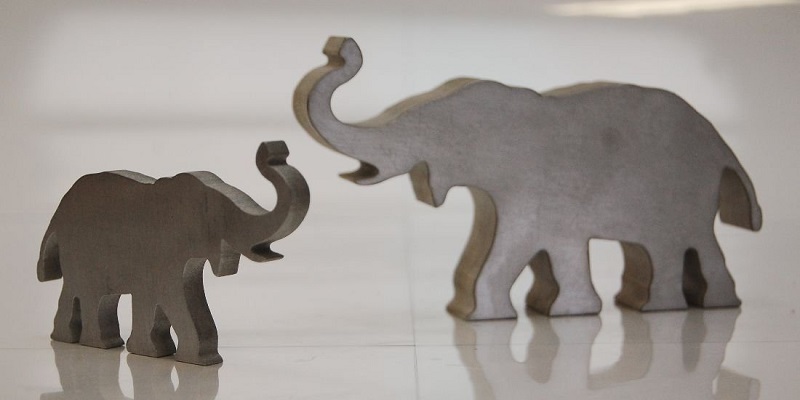 Elephants coupés au waterjet PTV dans une plaque de métal