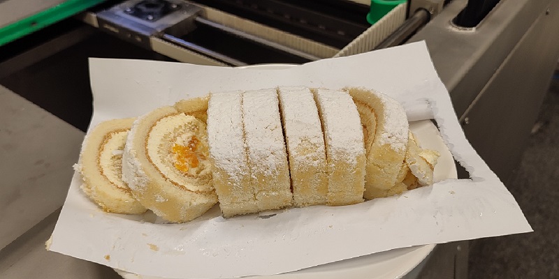 Exemple de découpe avec PTV Foodcut d'un gâteau roulé avec crème et brunoise