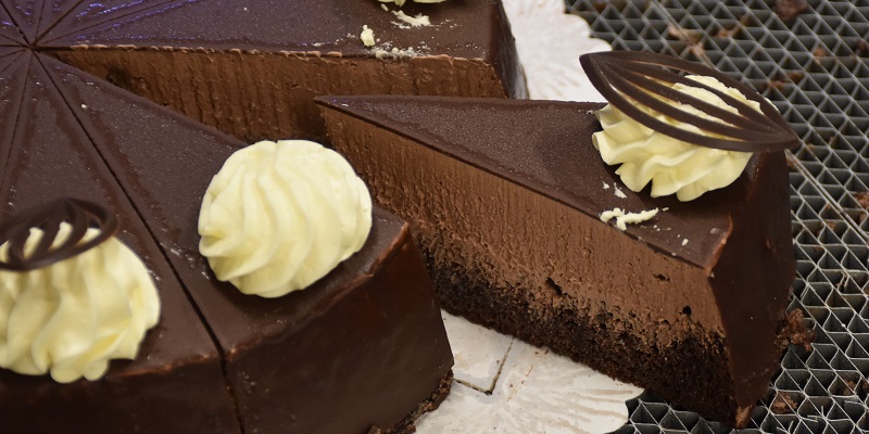 Exemple de découpe avec PTV Foodcut d'un gateau composé de mousse et napage solidifié