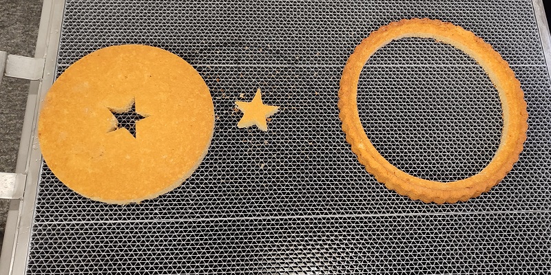 Exemple de découpe avec PTV Foodcut de petites et grandes formes dans un biscuit