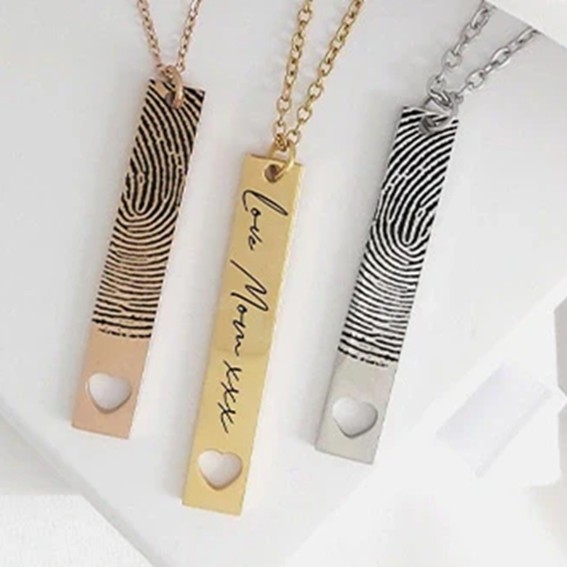 Métal gravé au laser avec Omni X