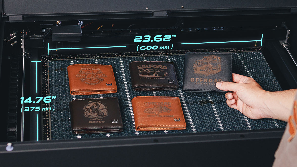 PLusieurs travaux de gravure sur cuir réalisés dans le grand espace de beambox 2