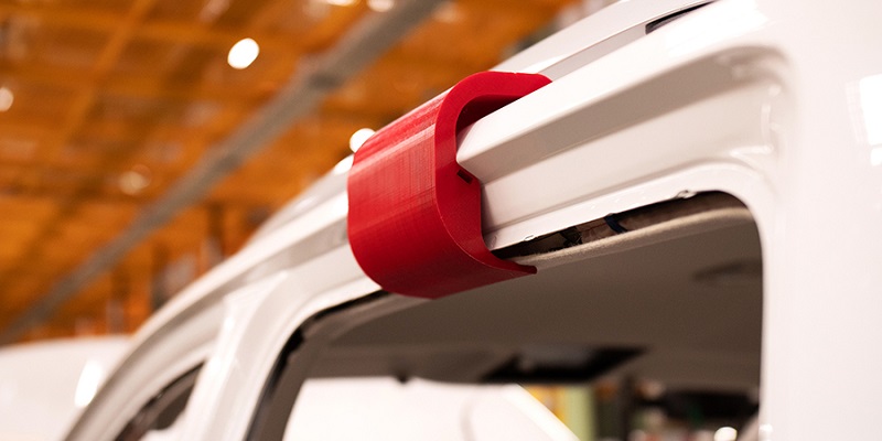 Gabarit automobile pour le positionnement du revètement de plafond