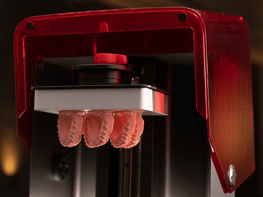 Vue de bases de dentiers imprimées avec la solution Sprintray