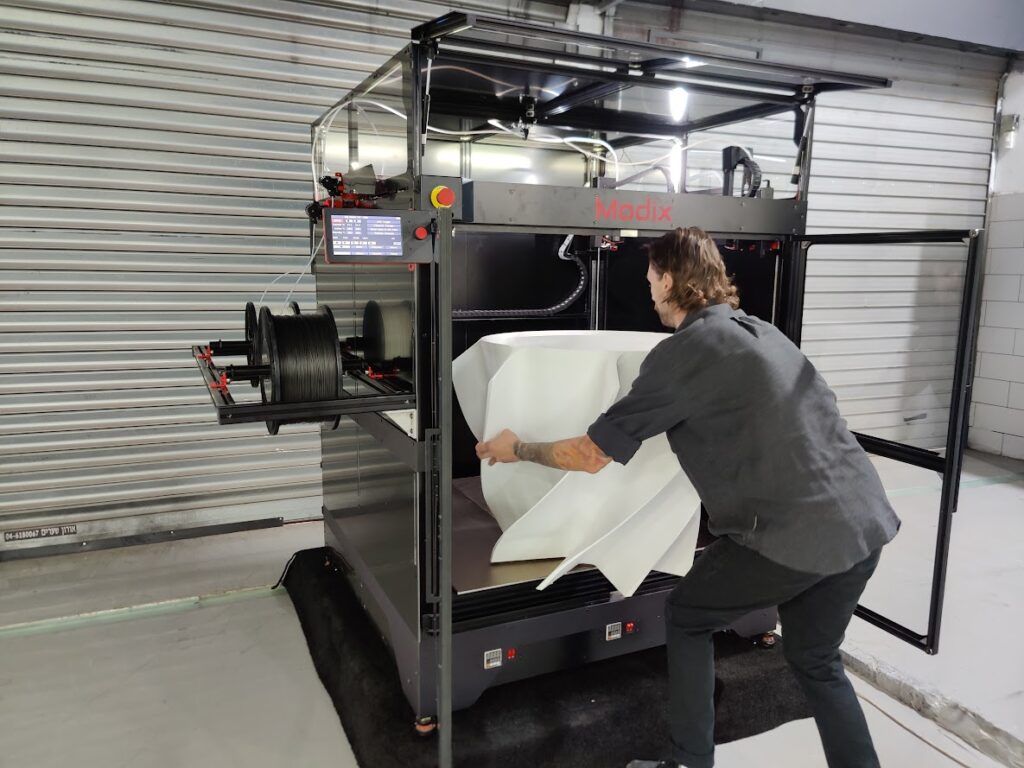 Retrait d’une grande pièce imprimée en 3D sur la Modix BIG-Meter V5