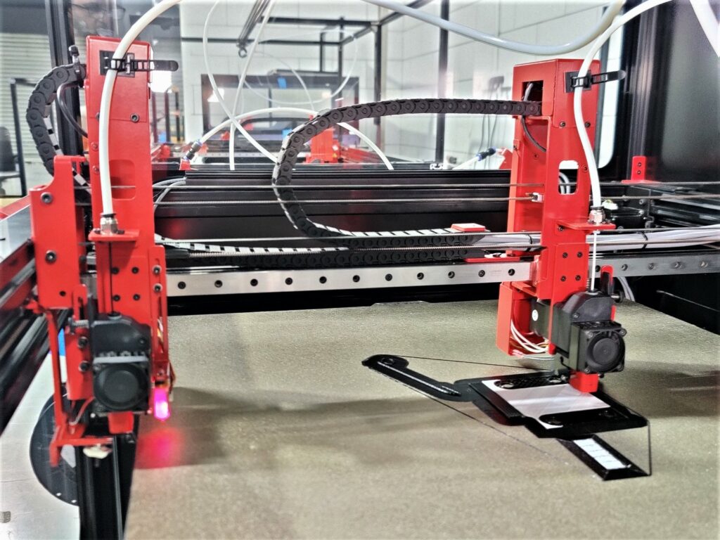 Système de double extrusion IDEX en option sur la Modix BIG-180X, avec deux têtes d'impression indépendantes permettant la fabrication de pièces complexes avec supports solubles et l'impression multi-matériaux.