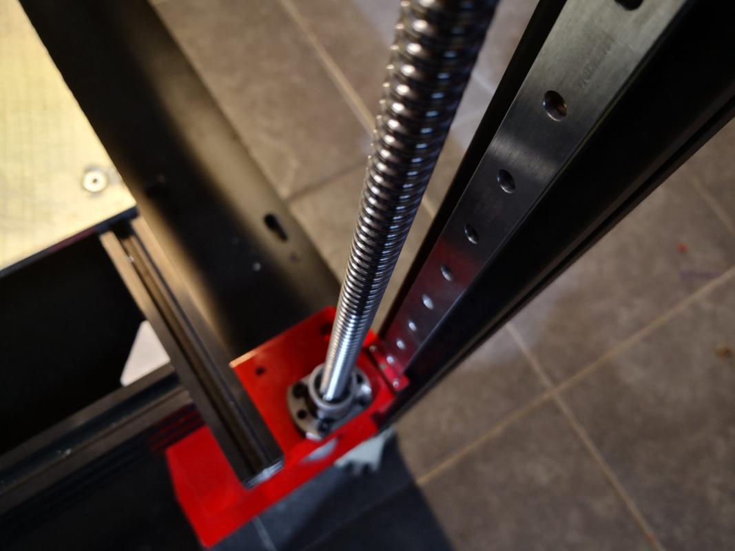 Système de guidage de l'axe Z de l'imprimante 3D Modix BIG-180X avec vis à billes et rail linéaire Hiwin pour la stabilité du plateau.