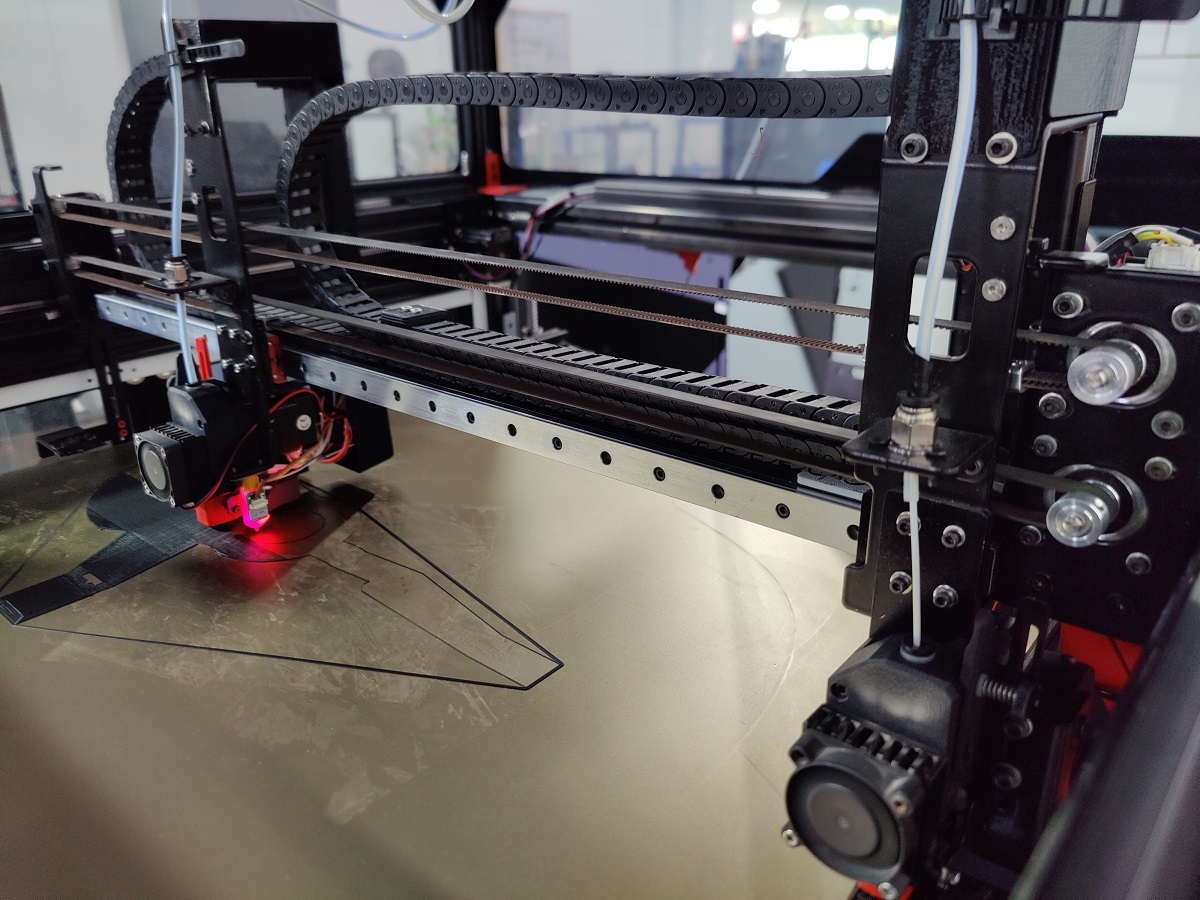 Système IDEX à deux têtes d’impression indépendantes sur la Modix BIG-60