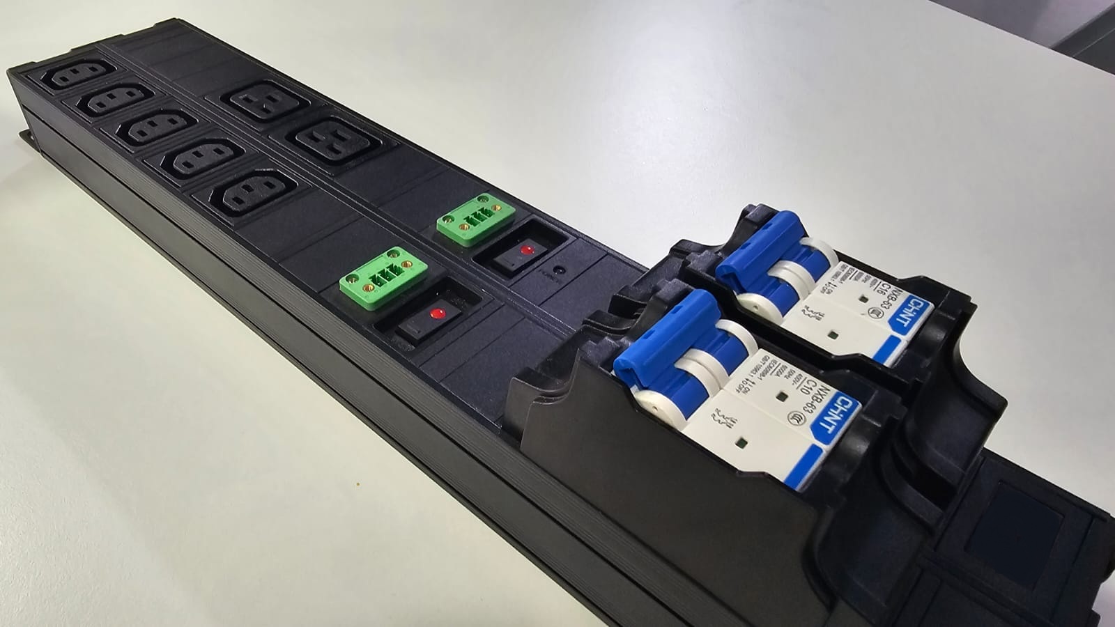 MODIX Everest – PDU intégré Unité de distribution électrique PDU de la MODIX Everest