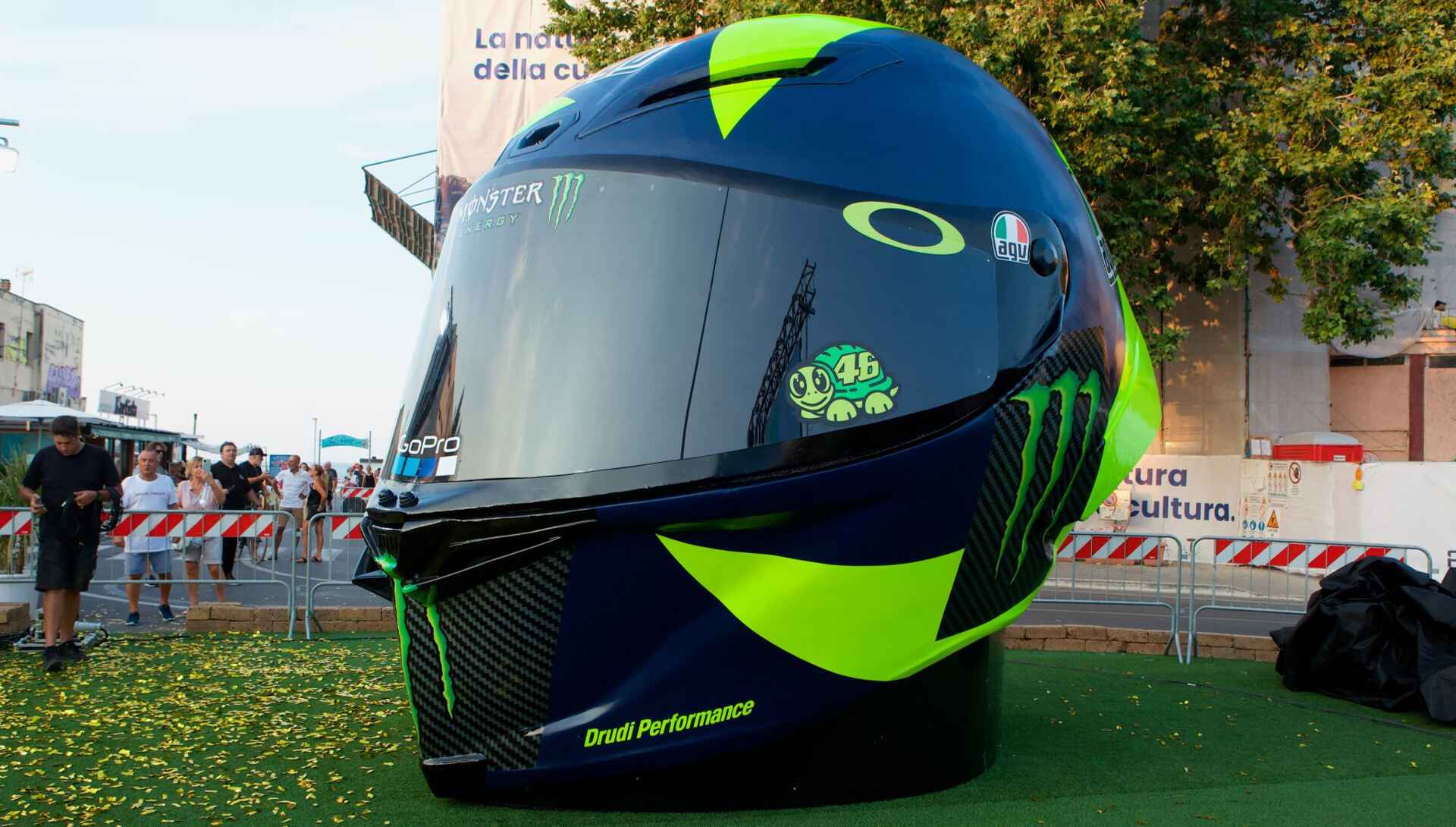 Casque de moto géant imprimé en 3D