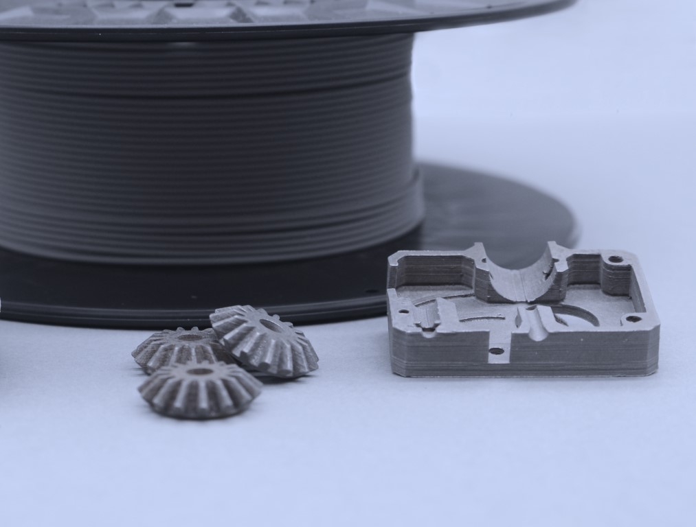 Lot de pièces imprimées en Inox 316L par Zetamix et bobine de ce filament
