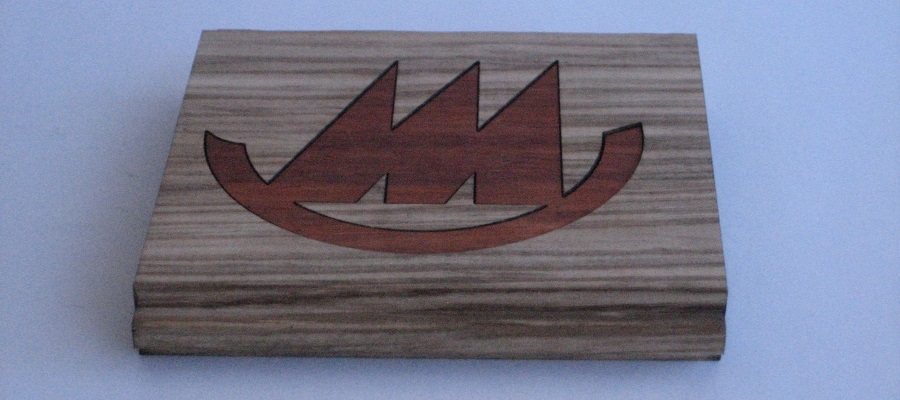 Logo en bois avant travail de fraisage