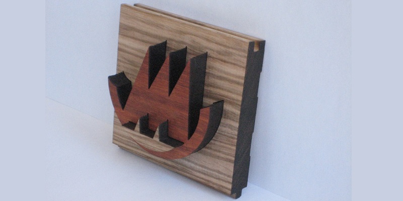 Logo en bois après travail de fraisage
