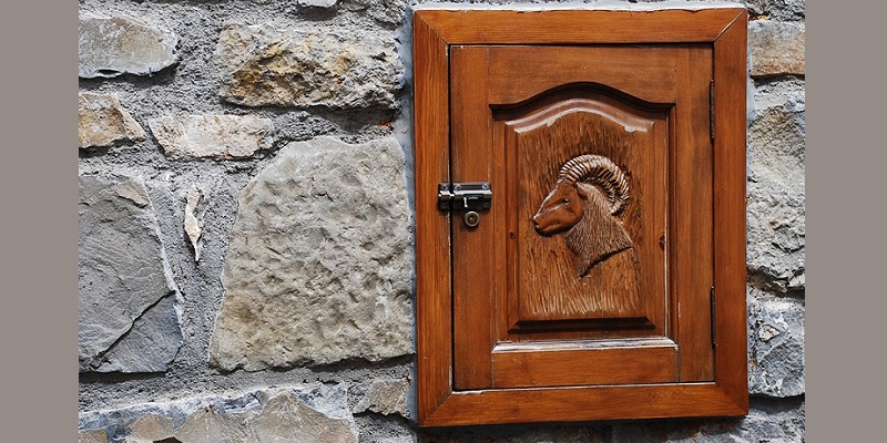 Bas relief en bois fraisé
