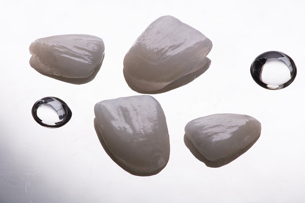 Prothèses en vitrocéramique vernies