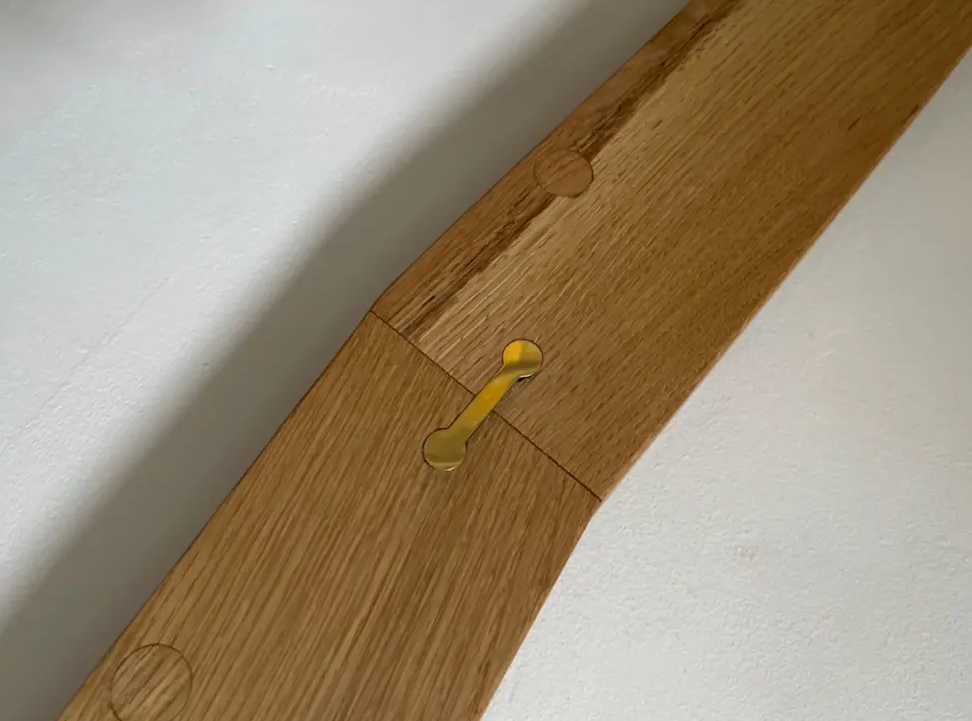 raccord en laiton installé pour relier des planches en bois