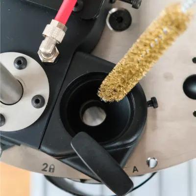 acces au corps de chauffe ce qui facilite le nettoyage de la presse à injection holimaker holipress high temp