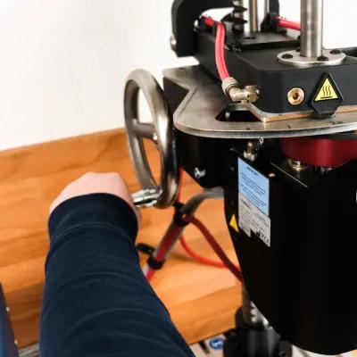 reglage en hauteur par cremaillere de la presse à injection holimaker holipress high temp