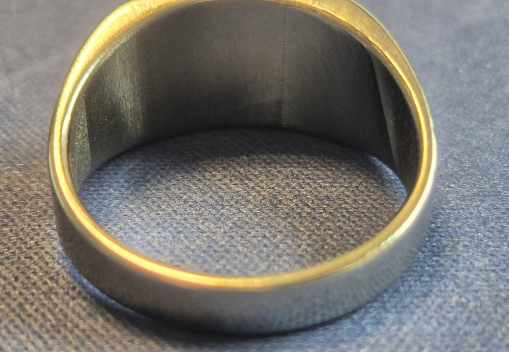 Bague usinée en titane puis polissage manuel réalisé en 3h15