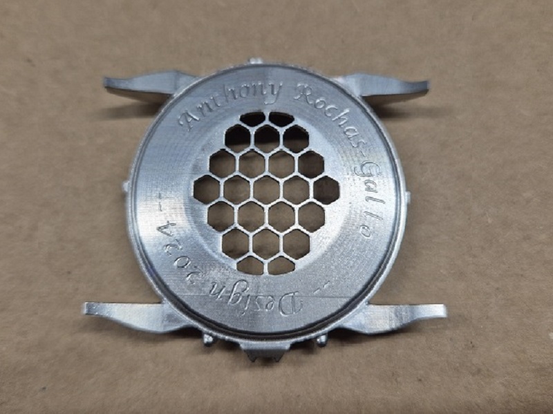 Boîtier de montre usiné et gravé sur Redon 