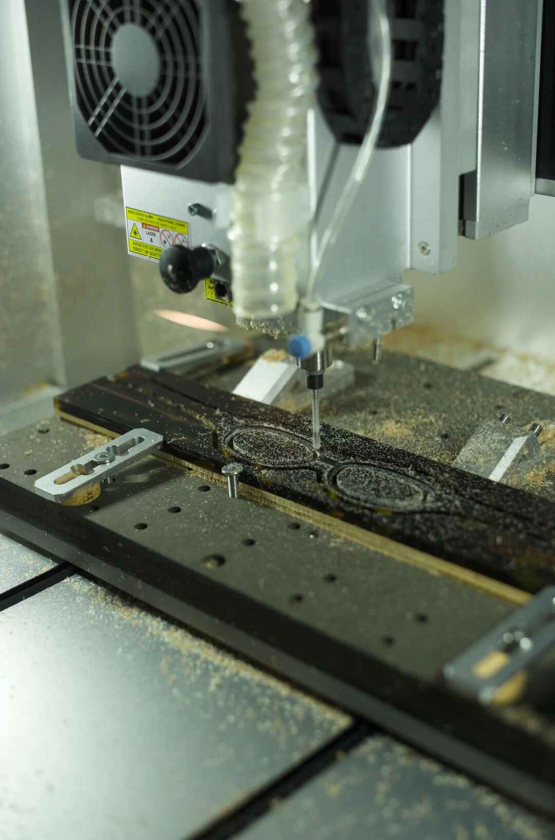 Usinage d'une monture de lunettes en acétate avec une machine CNC Makera