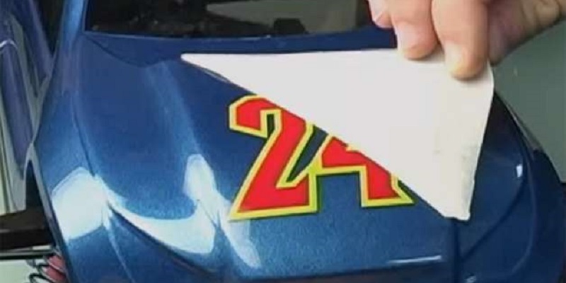 Pose d'un sticker découpé avec Stika