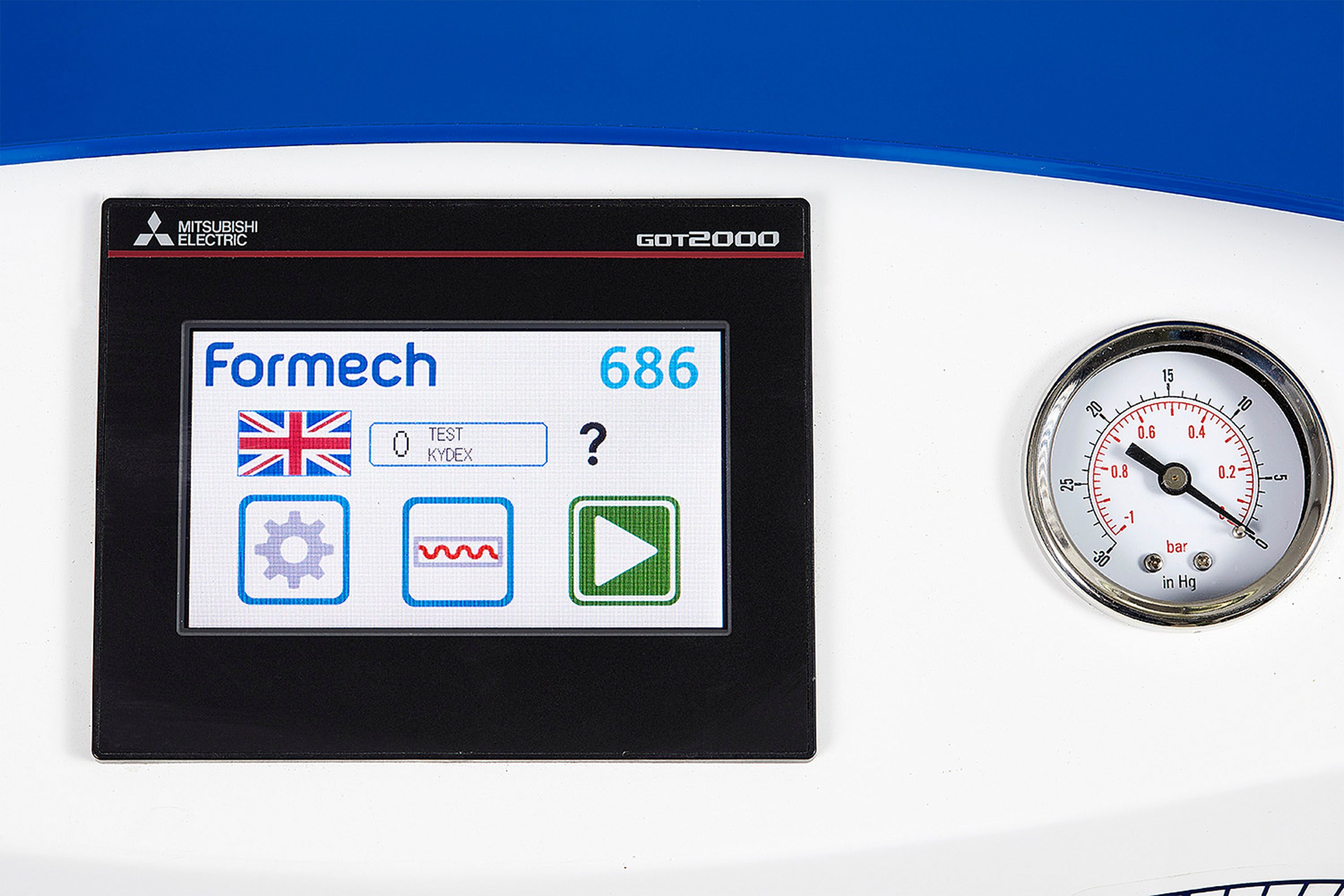 Vue de l'écran tactile et de l'indicateur de pression de Formech 686